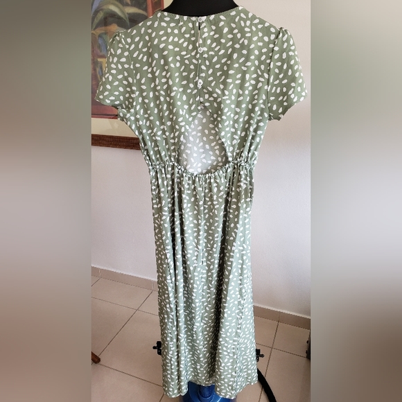 Green and white designs dress - Picture 2 of 6